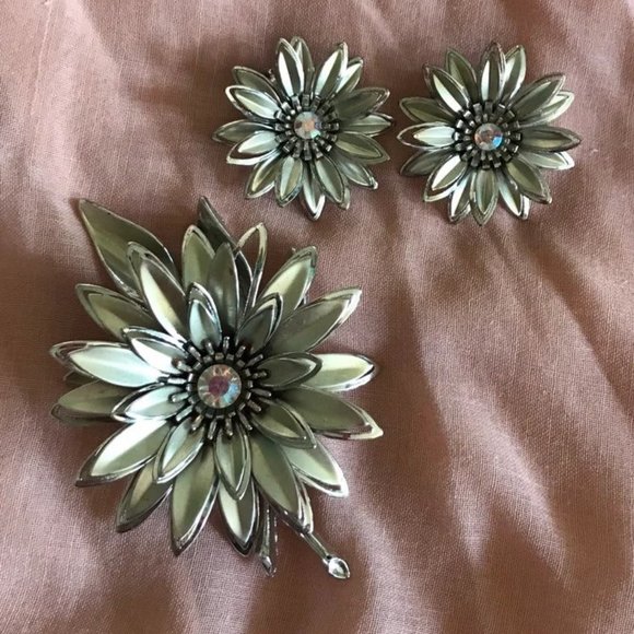 1960s Large Rhinestone Daisy Brooch and Earrings Set - VLV - Rockabilly Jewelry - Picture 1 of 5